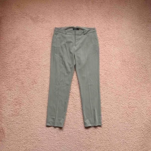  - Low waist ankle kostymbyxor. Använda ett fåtal gånger, i bra skick.