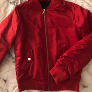  - Röd Bomberjacka från newyorker😎