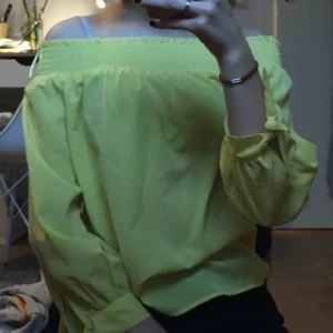  - Söt off-shoulder topp från ginatricot! Använd endast ett par gånger. Frakt tillkommer!🤪🧡