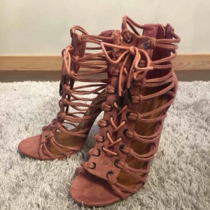  - Supersnygga klackar i rosa mockaimitation! Storlek 38, endast använda inomhus ca 30min. Köpa i USA för något år sedan från märket ”Shoe republic LA”. Kan mötas upp i Borås eller postas mot 63kr. Skriv om ni vill ha mer bilder!