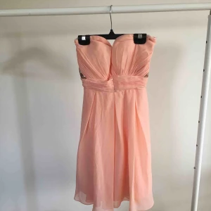  - Jättefin klänning från Nelly är i storlek medium men upplevs lite mindre i storleken 