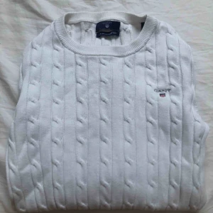  - En vit kabelstickad gant tröja😍 använt fåtal gånger, köpte den för 1299kr säljer för 299kr. Sitter fint, behöver inte betala nån frakt