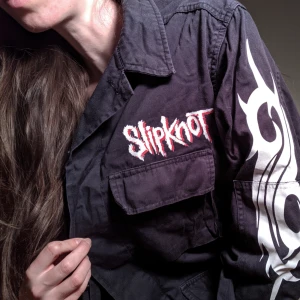  - Grymmaste Slipknot-jackan ⚔️ 4 st fickor med dold knäppning. 