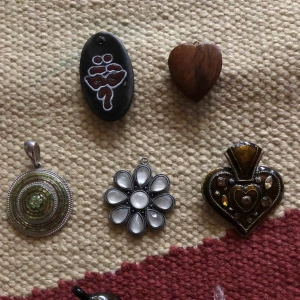  - 7st berlocker till halsband, inga kedjor ingår. De 2st längst upp på första bilden är i trä, och de 2st på andra bilden är i glas.  30kr st eller alla för 150kr! 