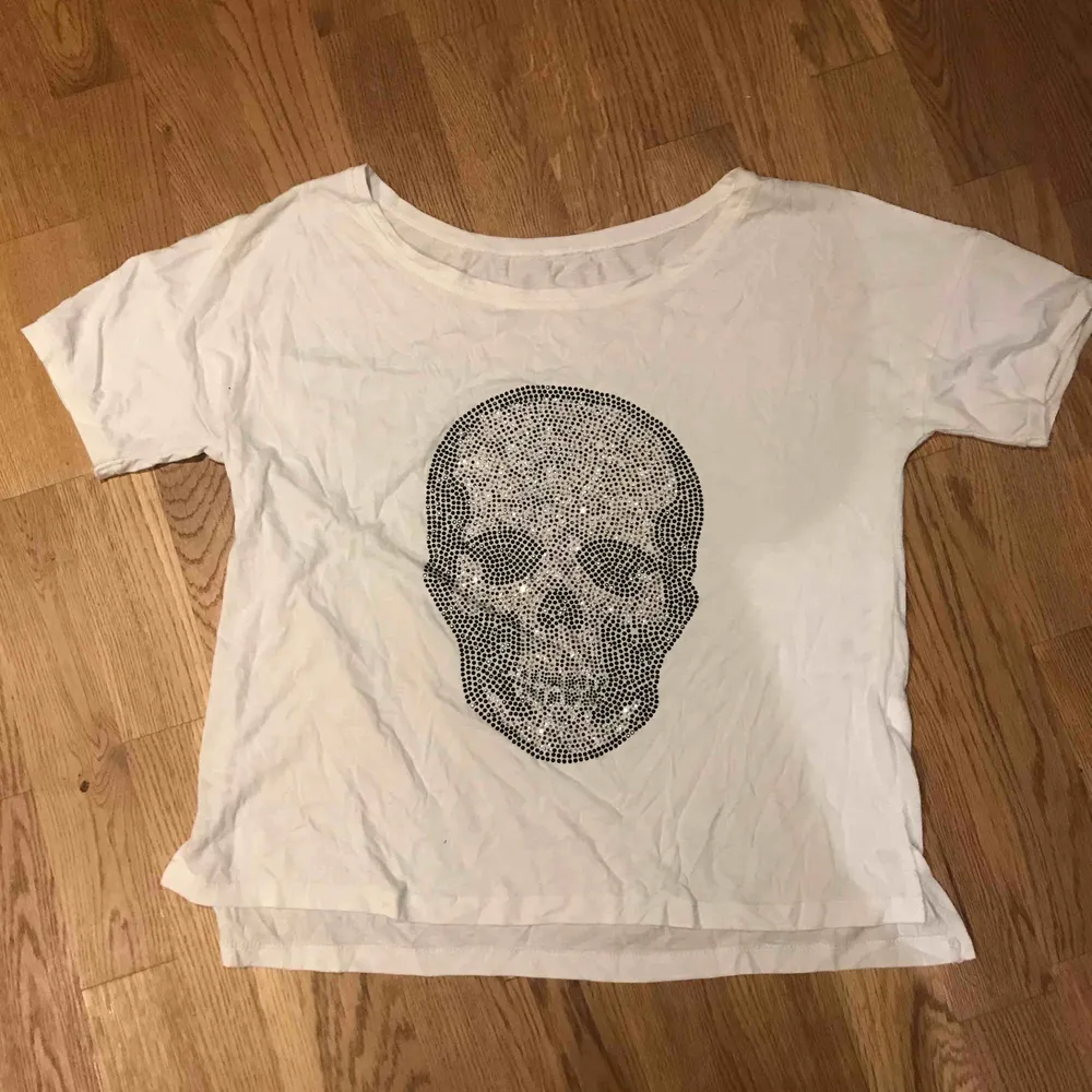 Cool t- shirt med stenar/paljetter som bildar en dödskalle  Köpt utomlands. Köparen står för frakt . T-shirts.