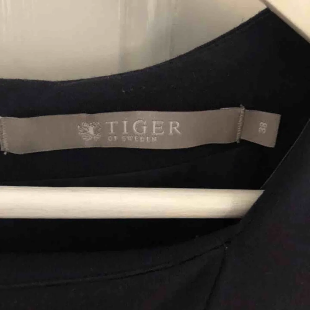 Supersnygg mörkblå/svart fodralklänning från Tiger of Sweden. Går till strax över knäna. Sparsamt använd. Säljer då den är för liten för mig!. Klänningar.