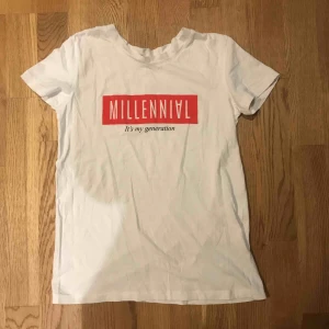  - T-shirt fr Stradivarius ”millennial  Köparen står för frakt 