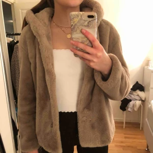  - Mysig fuskpäls jacka med luva, i fint skick och knappt använd. Ordinarie pris 799 kr 💗