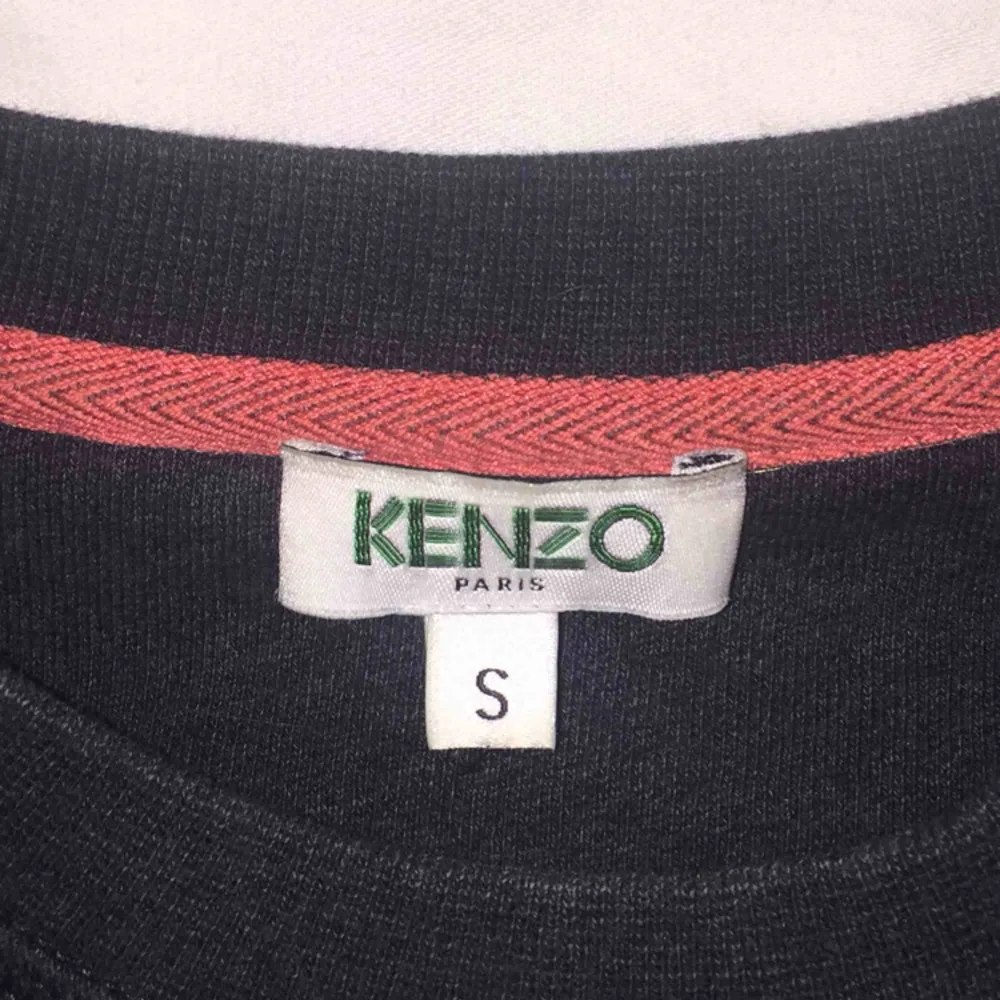 Unik Kenzo tröja som jag köpte second hand i Los Angeles förra året. Passar S och XS. Sjukt originell och cool. Hoodies.