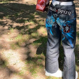  - Säljer feta jeans från märket Raw Blue. Flaws som man knappt ser, en knapp saknas på byxorna men jag har den. Man tänker dock inte på att den är av. En annan flaw är att några stenar som har gått av på patchen som ses på tredje bilden, men syns inte. 