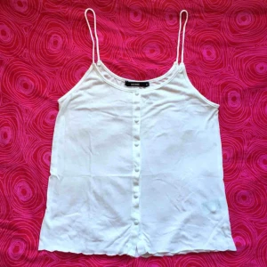  - 💘 Vitt linne med knappar 💘 Frakt är inkluderat i priset! Skriv gärna om du har några frågor! 💕