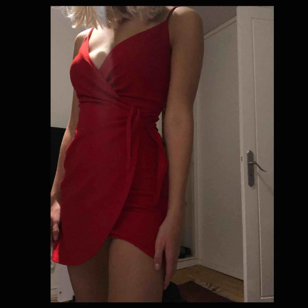 Sjukt fin röd klänning ifrån H&M! Endast använd en gång! . Klänningar.