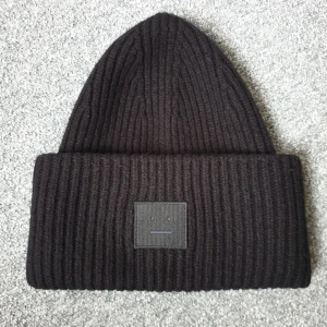  - Acne studios mössa, svart. Fint skick.