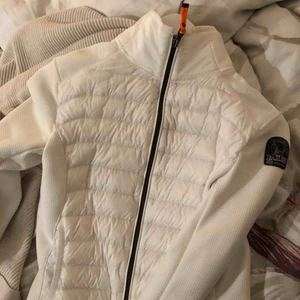  - Fräsch vit pjs dunjacka  Köptes p NK för 4500kr säljes nu för 2800kr Använd fåtal gånger