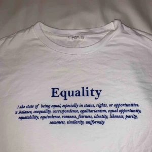  - En vit t-Shirt med blå text i sammets, schysst budskap om vad Equality står för:) Säljs pga att den aldrig används, använd 1 gång sen tvättad (alltså är den i fint skick!) Köpt på MANGO