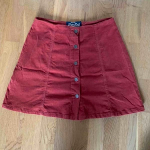  - Väldigt skön orange Manchesterkjol! Frakten ligger på 50kr! Om ni har några frågor är det bara att kontakta mig!🥰