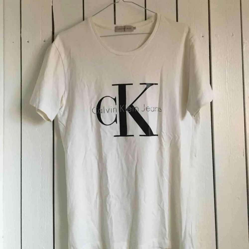 Äkta Calvin Klein t-shirt med logo. Ganska sliten i logotypen men annars inga andra skador! Frakt tillkommer alternativt mötas upp i Gbg. T-shirts.
