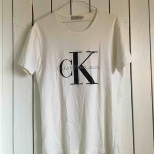 Äkta Calvin Klein t-shirt med logo. Ganska sliten i logotypen men annars inga andra skador! Frakt tillkommer alternativt mötas upp i Gbg