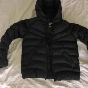  - Hel och ren Inga hål inge cigg lukt  Storlek L junior motsvarar en Xs - s  Använd fåtal gånger som ny!  Frakt ingår!