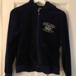  - Velour hoodie från Juicy Couture.  I jättefint skick. 