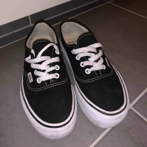  - UA AUTHENTIC PLATFORM 2.0 Använd ett fåtal gånger väldigt bra skick 