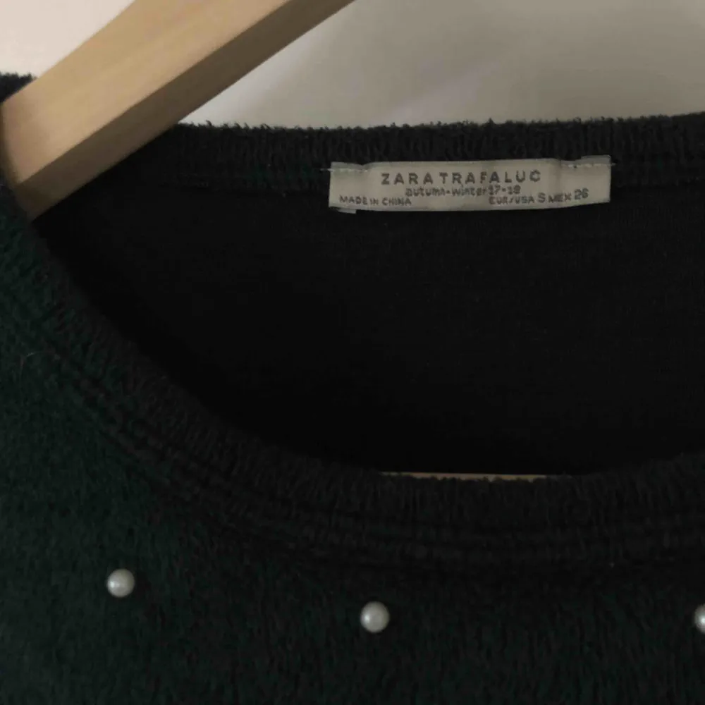 Super mysig tröja från zara med pärlor på🥰🥰 Den är i ett grönt lurvigt material med utsvängda armar och ett bra skick❤️❤️. Tröjor & Koftor.