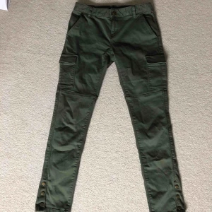  - Cargo byxor från Tommy Hilfiger. Endast använda enstaka gånger. Slutar strax ovanför anklarna. Extra fickor på låren. 