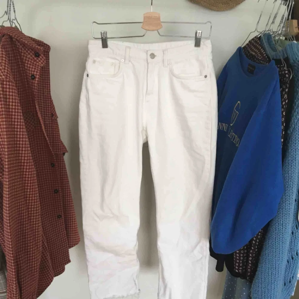 WEEKDAY JEANS - VOYAGE    Supersnygga vita jeans från weekday med avklippta croppade ben. De har strl 28 i midjan men har nog krympt lite i tvätten så skulle säga att den passar bra till 27 också! Har ej används mer än 7 gånger! . Jeans & Byxor.