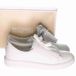  - Michael Kors sneakers stl 36. Fint skick. Använda nån enstaka gång. Flärparna på skon kan tas bort, vanliga vita sneakers då.