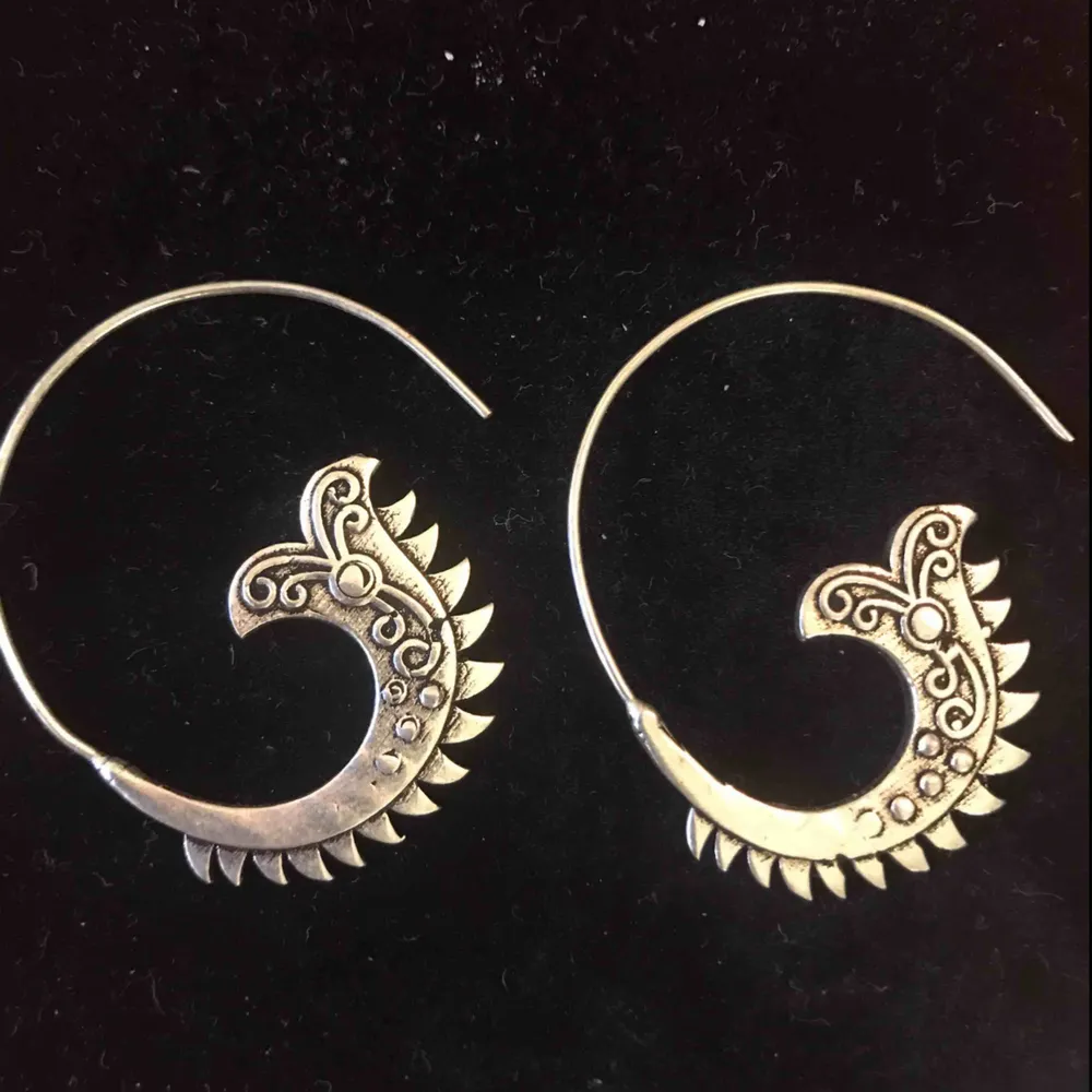 Spiralformat Örhänge i silver ( jag tror är silver köpte i Indien ) Örhänge med en hippi/bohemisk stil. Smycket är unikt. Accessoarer.
