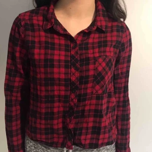  - Röd flannel skjorta från H&M. Inga hål eller fläckar. Har bara använt några gånger❤️