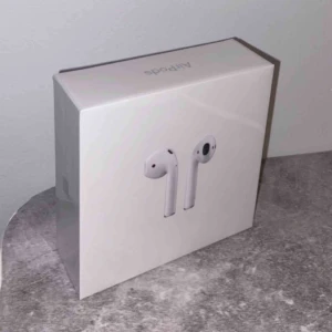  - Säljer ett par airpods (den gamla modellen). Dem är helt oanvända, inte ens öppnade.  Köparen står för frakten, kan annars eventuellt mötas upp i Stockholm. 