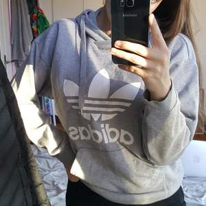 Grå adidas hoodie i bra skick, en av mina gammla favorit hoodie, köparen står för frakten ♡♡