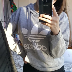  - Grå adidas hoodie i bra skick, en av mina gammla favorit hoodie, köparen står för frakten ♡♡