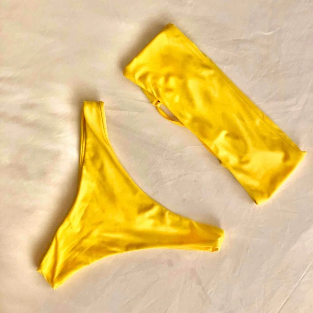 Supersnygg lysande gul (ej neon dock) högmidjad bikini från Shein. Superbra material, inte genomskinlig. Inga inlägg i bh-n och kan knytas bak så den passar många olika storlekar. . Övrigt.
