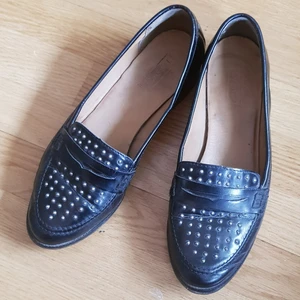  - Coola läderskor med nitar. Storlek 39 men passar kanske mer en 38:a. 