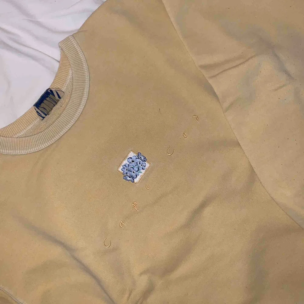 jättesöt och mysig vintage tröja från typ 80-talet. lite sliten (kolla tredje bilden) men håller sig i rätt okej skick. intressekoll fraktar elr möts upp i gävle . Tröjor & Koftor.