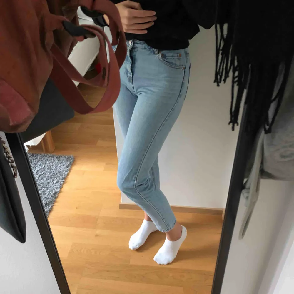 Ljusa momjeans från pull&bear skulle säga att storleken är XS-S. Jättefint skick och bra kvalité. Hör av er vid frågor, köparen står för frakten:). Jeans & Byxor.