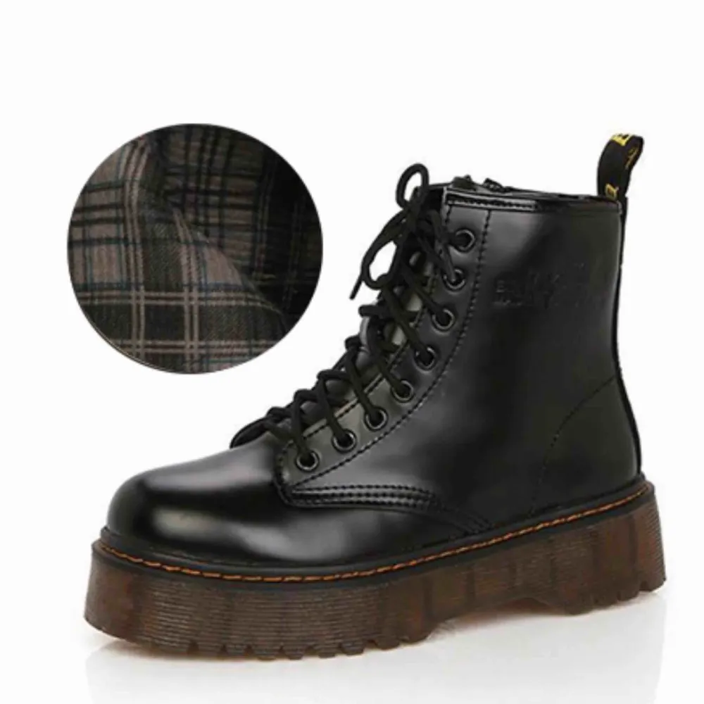 Snygga platform boots inköpta från en butik i NY! 75:- för frakt, köparen står för frakten!🖤. Skor.