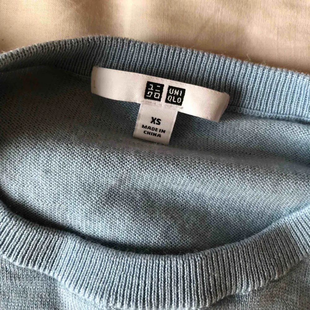 Ljusblå tajt tröja från UNICLO. Har använt den typ tre gånger, den har inga skador eller fläckar. Storlek xs och köparen står för frakt:) . Toppar.