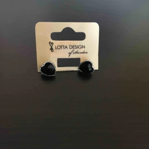  - Örhängen ”studs” med svarta hjärtan. 