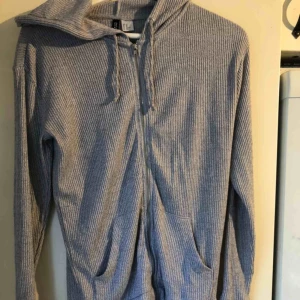  - En långärmad tjocketröja, ganska tunn! Knappt använd, skickas ej!💗