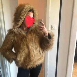 Faux fur pälsjacka - jättefluffig fauxfur jacka från Zara. Fickor på sidorna, superstor mysig huva och insidan klätt med ett mockaliknande tyg. dragkedja fram, endast använd en vinter några ggr så mycket bra skick. Frakt tillkommer, annars finns den i södra sthlm! 😌