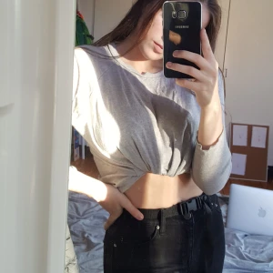  - Grå tunn sweatshirt, knappt använd, frakt tillkommer♡