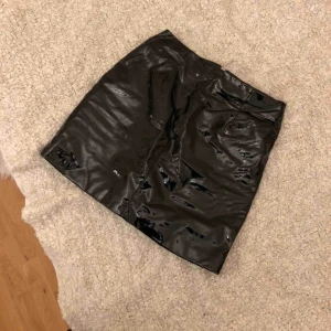  - Sååå fin vinyl kjol som endast kommit till användning en gång, så nu letar den nytt hem 