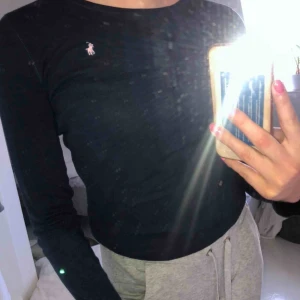 Tröja - En mörkblå Ralph Lauren tröja. Väldigt bra skick. Storlek 12-14,L i barn. Frakt ingår ej i priset! 