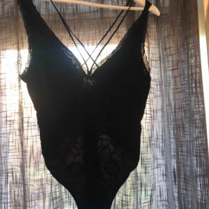  - Snygg svart stringbody, aldrig använd. 