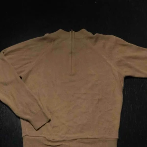  - En fin och mjuk lammulls tröja med en halv polo och liten dragkedja i färgen beige. Size M men liten i storleken. Köpt secondhand för 150kr. Fin kvalitet. Använd några få gånger. Säljes för 50kr :)