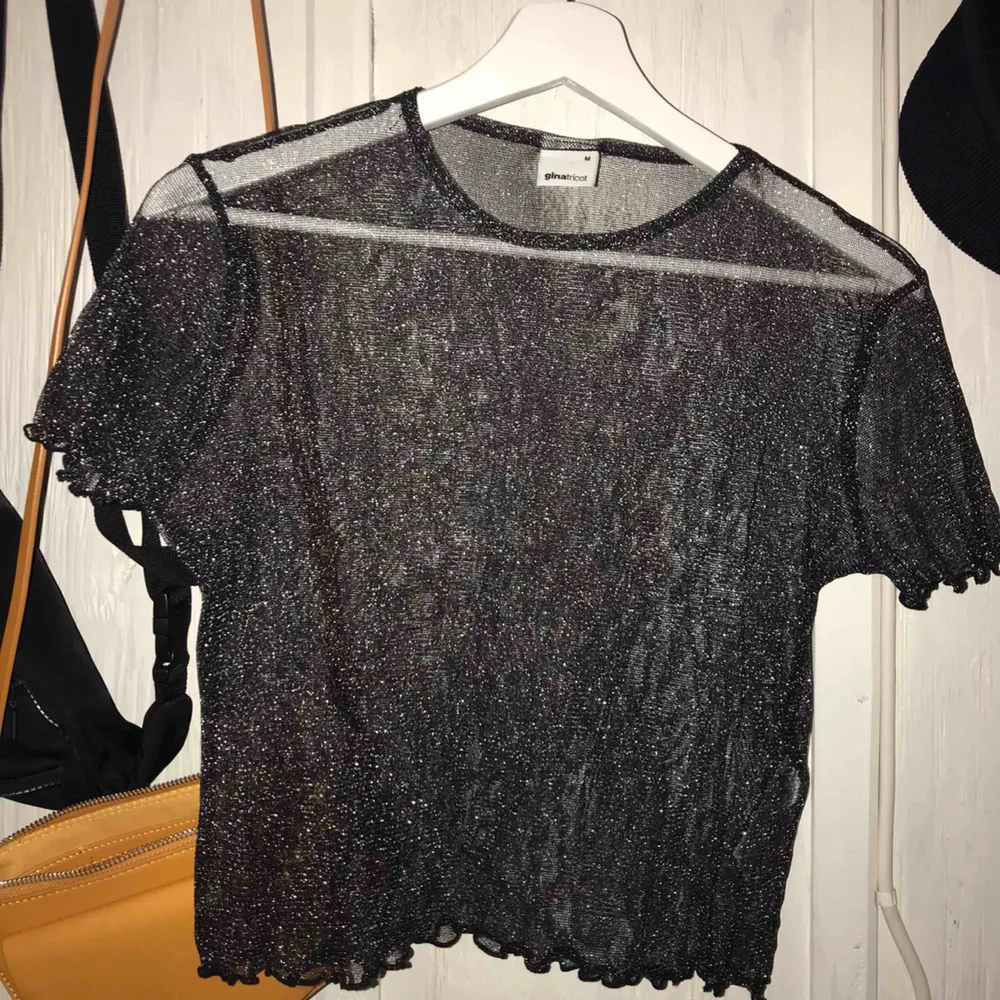Svart glittrig mesh top, skulle säga att den är som en XS-S i storlek, aldrig använd, 50kr+frakt eller mötas upp. T-shirts.