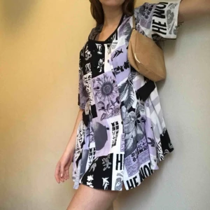  - Tunika? Klänning? Stor t-shirt? INGEN VET. Men fin är den. Dubbelknäppning, finaste fallet och band på ryggen för smalare passform. Jag är 1.74m så är du kortare så funkar den som klänning. 